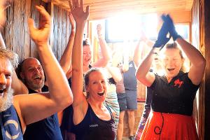 Große Freude nach dem erfolgreichen Sauna-Weltrekordversuch in Ostfriesland. 