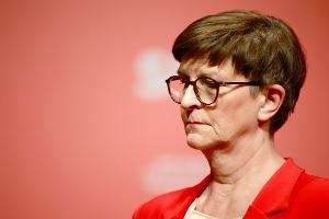 Bayerns Juso-Chef Benedict Lang findet den Umgang der SPD mit der Parteivorsitzenden Saskia Esken "bodenlos".