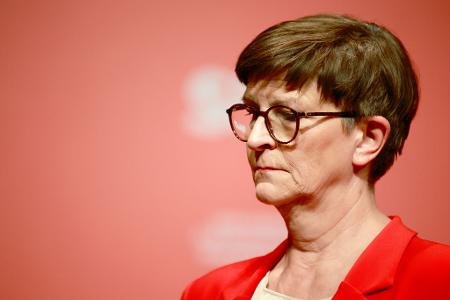 Bayerns Juso-Chef Benedict Lang findet den Umgang der SPD mit der Parteivorsitzenden Saskia Esken Bayerns Juso-Chef Benedict Lang findet den Umgang der SPD mit der Parteivorsitzenden Saskia Esken