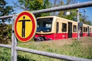 Zwei Menschen kamen beim Surfen auf einer S-Bahn ums Leben.