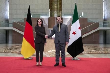 Die geschäftsführende Außenministerin, Annalena Baerbock (Grüne), traf am 20. März in Damaskus ihren syrischen Amtskollegen, Asaad al-Schaibani. Er gehört auch der neuen Übergangsregierung an. (Archivfoto)