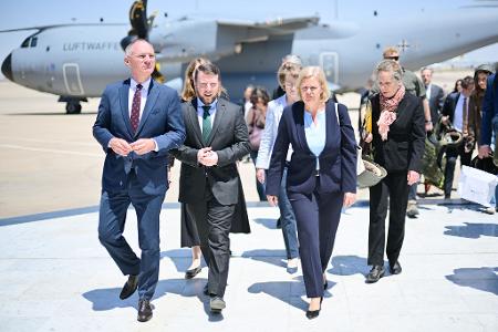 Jassir al-Dschundi (M), stellvertretender Außenminister von Syrien, begrüßt die Delegation am Flughafen von Damaskus.