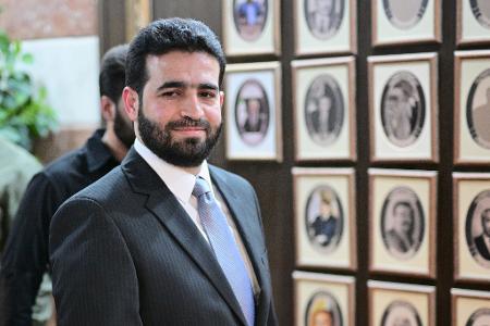 Anas Chattab ist erst seit Ende März Innenminister von Syrien. Hier steht er vor Fotos seiner Vorgänger im Amt. Die Bilder einiger Ex-Minister haben die neuen Machthaber entfernt.