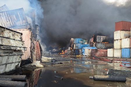 Container brennen am Tag nach der Explosion im Iran. Container brennen am Tag nach der Explosion im Iran.