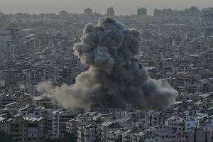 Rauch steigt nach einem israelischen Luftangriff über einem Vorort von Beirut auf.