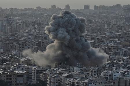 Rauch steigt nach einem israelischen Luftangriff über einem Vorort von Beirut auf. Rauch steigt nach einem israelischen Luftangriff über einem Vorort von Beirut auf.