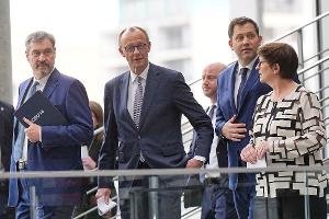CDU-Chef Friedrich Merz (Mitte) hat in den Verhandlungen mit der SPD bei der Schuldenbremse eine Kehrtwende hingelegt. Mit Spannung wird erwartet, wie groß die Zustimmung der CDU zum Koalitionsvertrag sein wird.