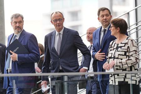 CDU-Chef Friedrich Merz (Mitte) hat in den Verhandlungen mit der SPD bei der Schuldenbremse eine Kehrtwende hingelegt. Mit Spannung wird erwartet, wie groß die Zustimmung der CDU zum Koalitionsvertrag sein wird. CDU-Chef Friedrich Merz (Mitte) hat in den Verhandlungen mit der SPD bei der Schuldenbremse eine Kehrtwende hingelegt. Mit Spannung wird erwartet, wie groß die Zustimmung der CDU zum Koalitionsvertrag sein wird.