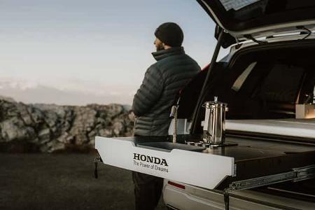 Honda CV-R SUV Campingmodul Dream Pod in den Bergen Honda CV-R SUV Campingmodul Dream Pod in den Bergen