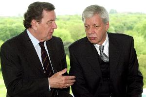 Parteilos in den Bundestag: 1998 wurde der Industrieberater Werner Müller (r) von Gerhard Schröder zum Bundeswirtschaftsminister ernannt. (Archivbild)