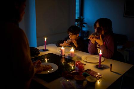 Nach dem weitreichenden Blackout normalisiert sich die Lage in Spanien und Portugal allmählich - aber einige Haushalte sind noch immer im Dunklen. Nach dem weitreichenden Blackout normalisiert sich die Lage in Spanien und Portugal allmählich - aber einige Haushalte sind noch immer im Dunklen.