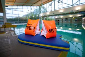 Die Nachfrage nach Schwimmkursen für Kinder bleibt groß. (Archivbild)
