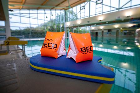 Die Nachfrage nach Schwimmkursen für Kinder bleibt groß. (Archivbild)