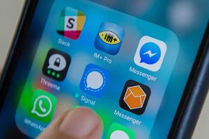 Chatnachrichten-Apps auf einem Smartphone - aus dem Alltag vieler Menschen sind Chats nicht mehr wegzudenken.