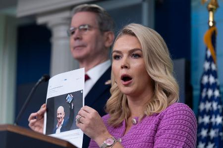 Trumps Sprecherin Karoline Leavitt kritisiert Amazon und dessen Chef Jeff Bezos. Trumps Sprecherin Karoline Leavitt kritisiert Amazon und dessen Chef Jeff Bezos.