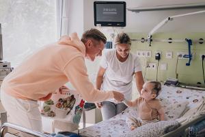 Klinikbesuch: Kroos beschenkt Kinder