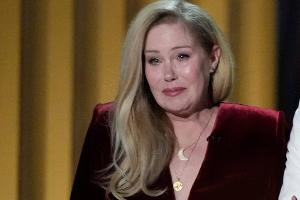 Unter Tränen: Christina Applegate gibt den Tod ihres Vaters bekannt
