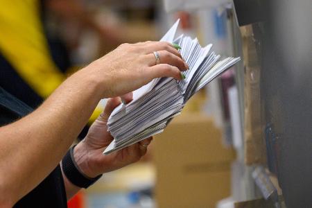 Noch werden massenhaft Briefe verschickt in Deutschland - aber wie lange noch? Hier eine Post-Mitarbeiterin in einem Zustellstützpunkt bei der Arbeit. Noch werden massenhaft Briefe verschickt in Deutschland - aber wie lange noch? Hier eine Post-Mitarbeiterin in einem Zustellstützpunkt bei der Arbeit.