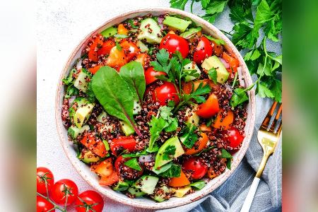 Bunte Quinoa-Bowl mit Tomaten und Avocado Bunte Quinoa-Bowl mit Tomaten und Avocado
