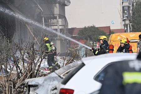 Dutzende Rettungskräfte eilten nach der Explosion zu dem Brand in Taiyuan. 
