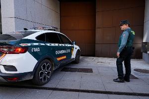 Spanische Polizisten haben drei Kinder befreit, die von ihren deutschen Eltern jahrelang zu Hause in der nordspanischen Stadt Oviedo eingesperrt worden waren. 