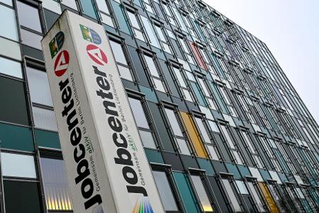 Um Bürgergeld zu erhalten, mussten bedürftige Flüchtlinge aus der Ukraine bisher beim Jobcenter vorstellig werden. (Symbolbild)