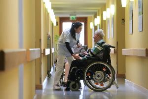 Ausländische Pflegekräfte könnten Personalprobleme in Heimen verringern - wenn sie voll arbeiten dürfen. (Archivbild)