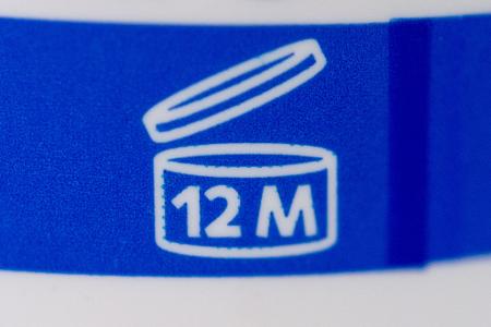 Ist auf der Sonnencremetube das Symbol eines offenen Cremetiegels mit dieser Zahl abgedruckt, bedeutet das: Dieses Produkt kann nach dem Öffnen zwölf Monate lang bedenkenlos verwendet werden.