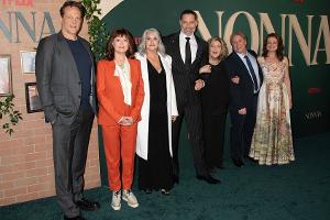 "Nonnas"-Premiere: Susan Sarandon strahlt neben Co-Stars in rotem Look