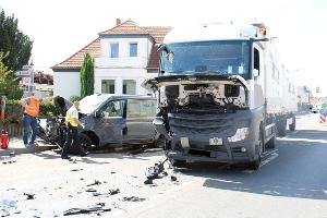 Bulli-Fahrer kollidiert mit Lastwagen