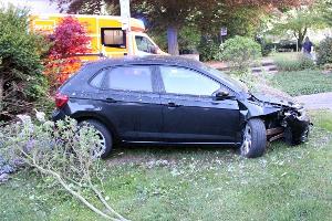 Auto landet im Vorgarten