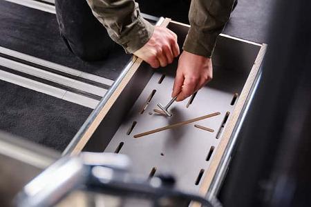 Venta Supply 3in VAns Campingmodule, Küchenmodul wird befestigt