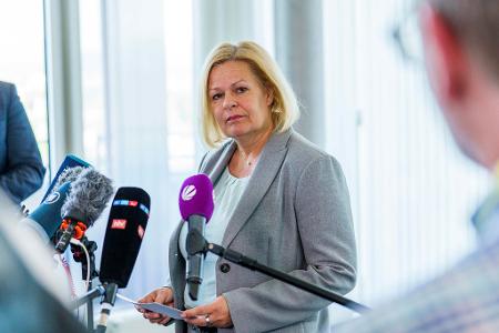 Die geschäftsführende Bundesinnenministerin, Nancy Faeser (SPD), sagt, das Gutachten des Bundesamtes für Verfassungsschutz habe das Ministerium erst am vergangenen Montag erreicht. 
