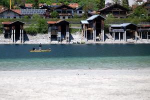 Die 30-Grad-Marke wurde an zwei Messstationen in Baden-Württemberg erstmals in diesem Jahr in Deutschland geknackt - auch am Walchensee war das Wetter sommerlich warm. 