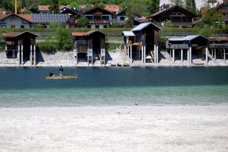 Die 30-Grad-Marke wurde an zwei Messstationen in Baden-Württemberg erstmals in diesem Jahr in Deutschland geknackt - auch am Walchensee war das Wetter sommerlich warm. Die 30-Grad-Marke wurde an zwei Messstationen in Baden-Württemberg erstmals in diesem Jahr in Deutschland geknackt - auch am Walchensee war das Wetter sommerlich warm.