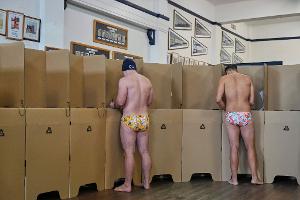 So mancher kam direkt vom Strand ins Wahllokal.