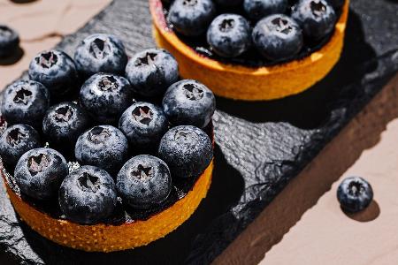 Süßes Gebäck im Mini-Format: Heidelbeer-Tartelettes mit Vanillecreme Süßes Gebäck im Mini-Format: Heidelbeer-Tartelettes mit Vanillecreme