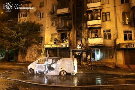 In der Großstadt Charkiw wurden nach Angaben örtlicher Behörden mehr als 50 Menschen bei russischen Angriffen verletzt. 