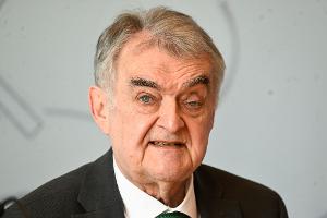 NRW-Innenminister Reul lehnt Schnellschüsse im Umgang mit AfD-Mitgliedern im Staatsdienst ab (Archivbild)