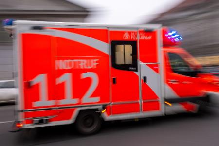 Die Berliner Feuerwehr versorgt Verletzte in den Gropiuspassagen. (Symbolbild)