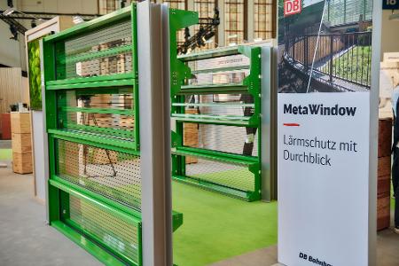 Entlang der Hamburger S-Bahn-Strecke der S4 verbaute die Bahn probeweise erstmals durchsichtige Lärmschutzwände (Archivbild)