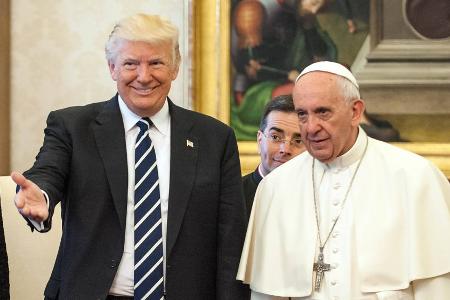 US-Präsident Donald Trump sorgt als Papst für Empörung US-Präsident Donald Trump sorgt als Papst für Empörung