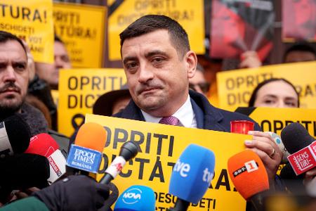Der Rechtspopulist George Simion von der Partei AUR gilt als Favorit bei der Präsidentenwahl in Rumänien. (Archivbild) Der Rechtspopulist George Simion von der Partei AUR gilt als Favorit bei der Präsidentenwahl in Rumänien. (Archivbild)