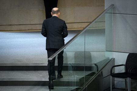 So ganz wird Scholz nicht gehen. Er bleibt der Politik noch eine Weile erhalten.
