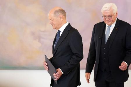 Die Entlassungsurkunde bekam Scholz schon im Schloss Bellevue. Am Dienstag wird wahrscheinlich sein Nachfolger Friedrich Merz dort seine Ernennungsurkunde erhalten.