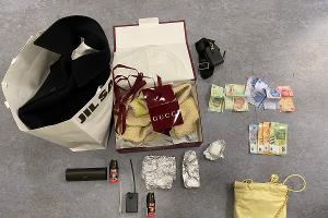 Stadtmitte - Damenhandtasche aus Pkw gestohlen - Zivilfahnder nehmen zwei Männer fest - Weiteres Diebesgut in Hotel gefunden