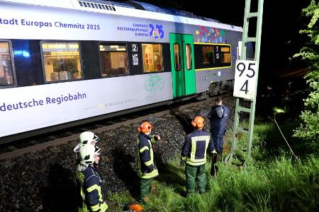 Die Deutsche Bahn berichtete auf X von Streckensperrungen wegen Bäumen auf den Gleisen. 