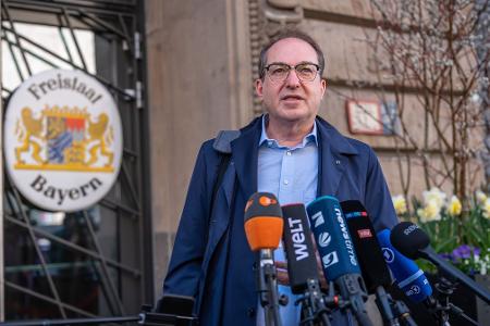 Jahrelang steuerte Alexander Dobrindt die CSU-Linie durch die Berliner Bundespolitik - nun wechselt er erneut ins Kabinett. (Archivbild)