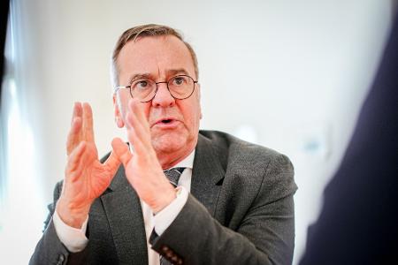 Er führt regelmäßig die Beliebtheitsumfragen an: Boris Pistorius ist der einzige Minister, der im Amt bleibt. (Archivbild)