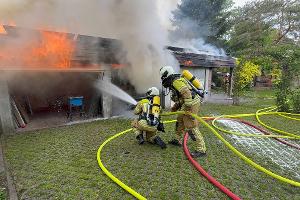 Garagenbrand droht sich auf Nachbargebäude auszubreiten